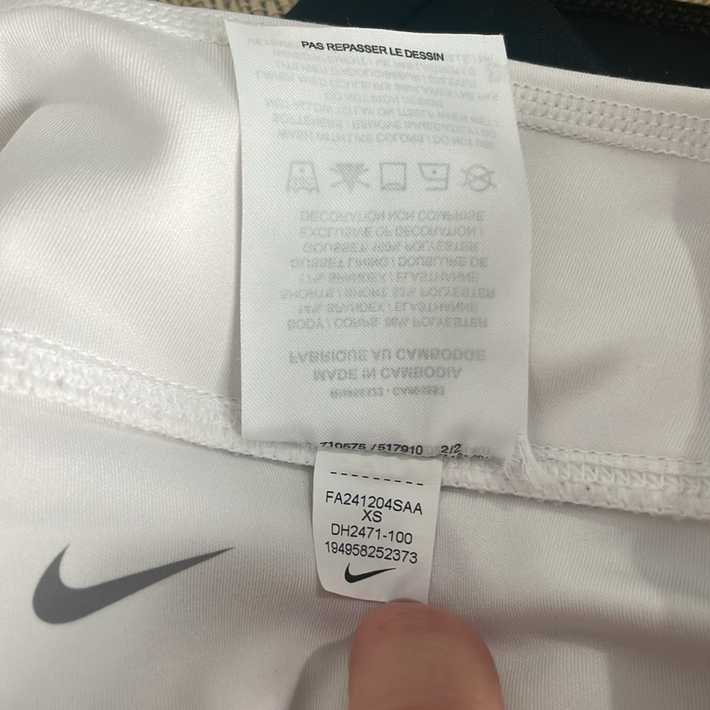 Nike Women's golf/tennis skorts sz xs lot of 2 - Picture 4 of 7